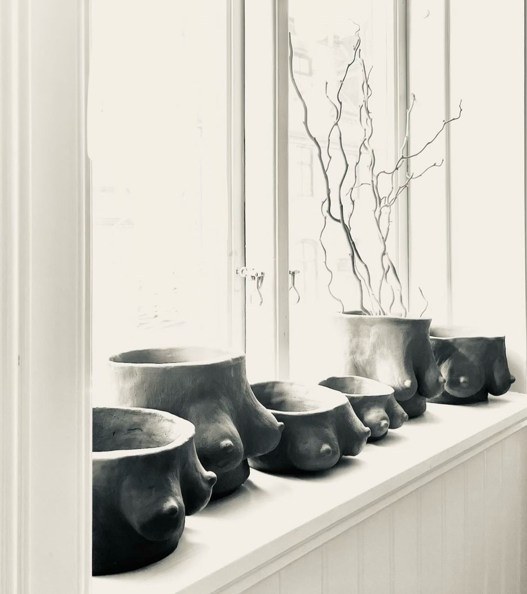 Bröstkrukor i mörk lera